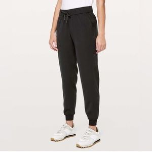 LULULEMON On The Fly Luxtreme jogger SIZE 6 black